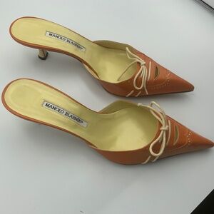 MANOLO BLAHNIK HAND MADE LEATHER KITTEN HEEL